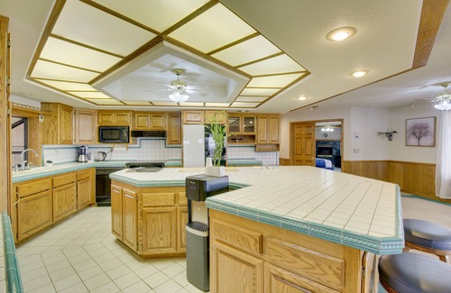 Apple Valley Casa | Spacious California Oasis: Patio, Fireplace & Pool