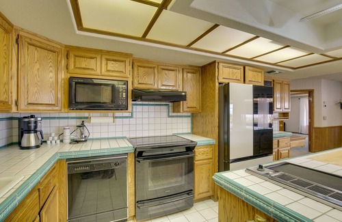Apple Valley Casa | Spacious California Oasis: Patio, Fireplace & Pool