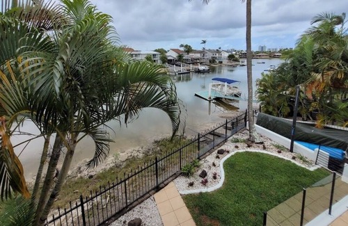 Mooloolaba Villa | Spacious Canal Home (& studio apt) - 2min to beach