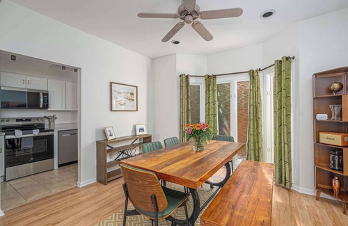Historic Downtown Savannah Apartamento | Spacious Carriage House| King Beds + Free Parking!