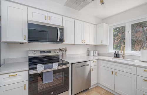 Historic Downtown Savannah Apartamento | Spacious Carriage House| King Beds + Free Parking!