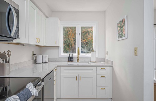Historic Downtown Savannah Apartamento | Spacious Carriage House| King Beds + Free Parking!