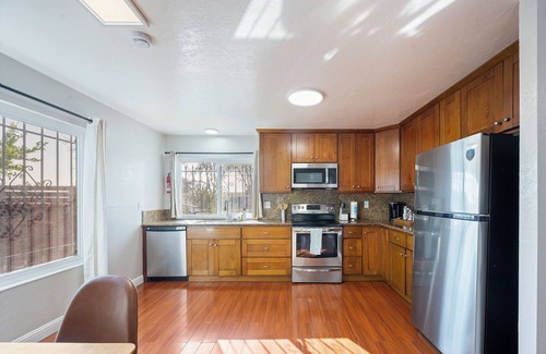Union City Casa | Spacious & Central. Pool Table & Ping Pong. 6 TVS. Balcony. Garage. Wifi