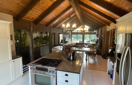 Parkland County Chalet De Esquí | Spacious Chalet with BRAND NEW hot tub 5 mins from beach -sleeps 14