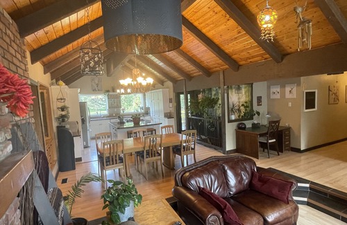 Parkland County Chalet De Esquí | Spacious Chalet with BRAND NEW hot tub 5 mins from beach -sleeps 14