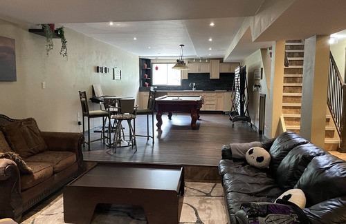 Parkland County Chalet De Esquí | Spacious Chalet with BRAND NEW hot tub 5 mins from beach -sleeps 14