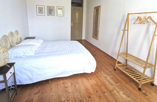 Monflanquin Casa | Spacious charming house, terrace and view of the square