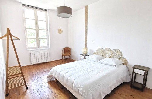 Monflanquin Casa | Spacious charming house, terrace and view of the square
