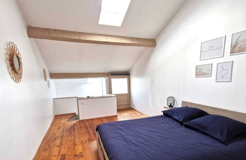 Monflanquin Casa | Spacious charming house, terrace and view of the square