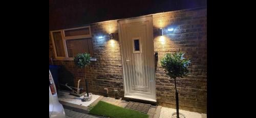 Chessington North and Hook Casa | Spacious Chessington home with parking & garden
