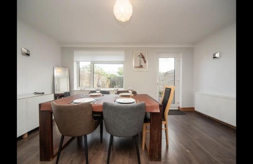 Chessington North and Hook Casa | Spacious Chessington home with parking & garden