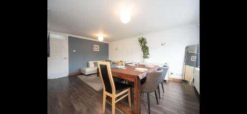 Chessington North and Hook Casa | Spacious Chessington home with parking & garden