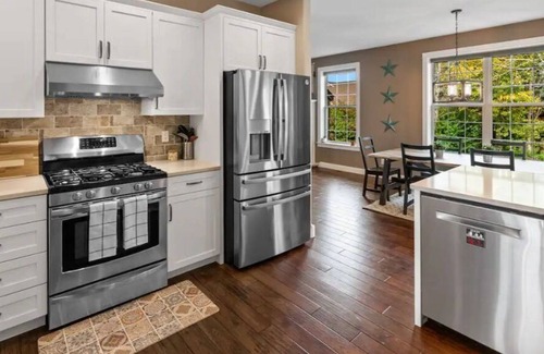 Four Corners Casa | Spacious & Chic - Close to Downtown Hot springs Big Sky Nature