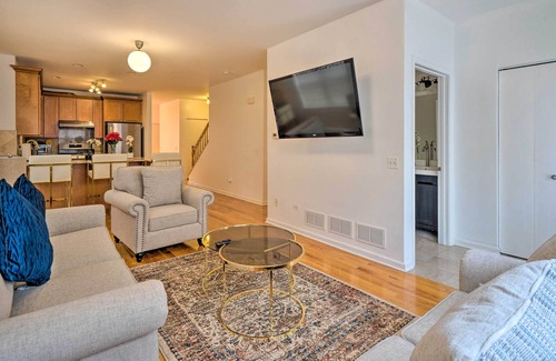 Douglas Casa | Spacious Chicago Getaway: Deck, By White Sox!