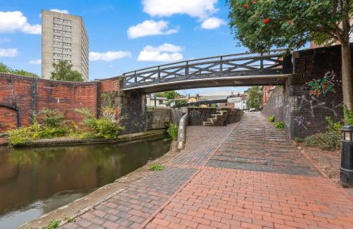 The Westside Apartamento | Spacious City Haven - Canal Views - City Centre