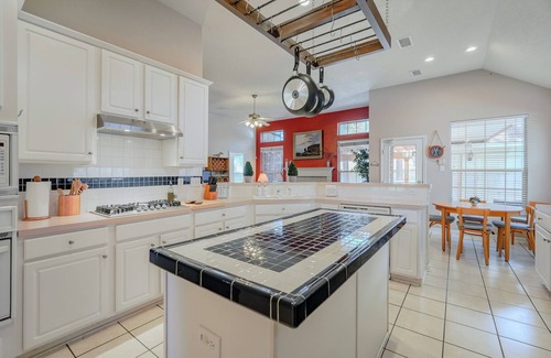 Alden Bridge Casa | Spacious & Classic 5BR House for 11 w/Backyard + Covered Deck