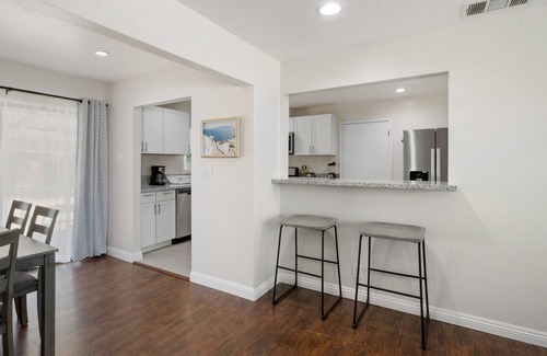 Raisin Casa | Spacious & Clean 2B/1Bth w Great Access to Airport