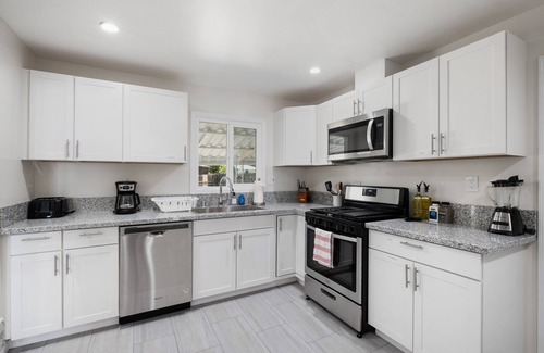 Raisin Casa | Spacious & Clean 2B/1Bth w Great Access to Airport