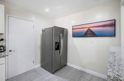 Raisin Casa | Spacious & Clean 2B/1Bth w Great Access to Airport