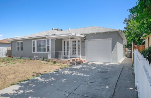 Raisin Casa | Spacious & Clean 2B/1Bth w Great Access to Airport