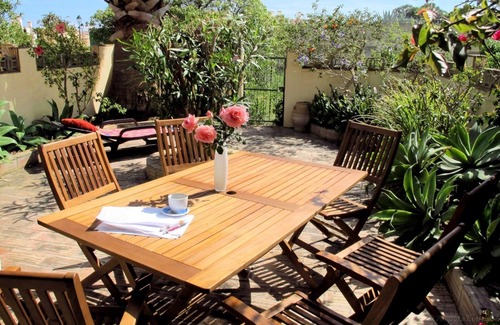 Salema Casa | Cerca de la playa, vistas al mar, tranquilo, pequeño jardín, chimenea, para parejas y familias