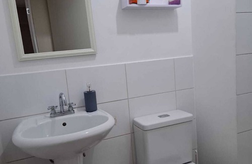 Santa Beatriz Apartamento | Spacious, close to parque de las aguas and national stadium, with garage.