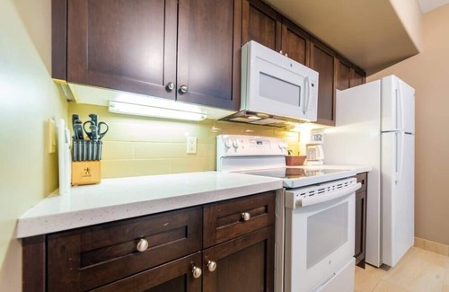 Oro-Medonte Apartamento | Spacious Club Suite: King Bed, Jacuzzi, Pool, BBQ