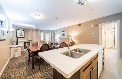Oro-Medonte Apartamento | Spacious Club Suite: King Bed, Jacuzzi, Pool, BBQ
