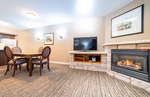 Oro-Medonte Apartamento | Spacious Club Suite: King Bed, Jacuzzi, Pool, BBQ