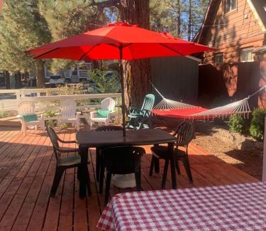 Big Bear Chalet De Esquí | Spacious cozy chalet huge deck over seasonal creek