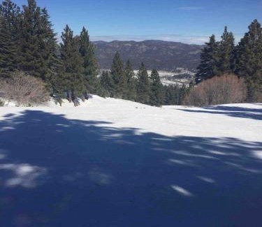Big Bear Chalet De Esquí | Spacious cozy chalet huge deck over seasonal creek