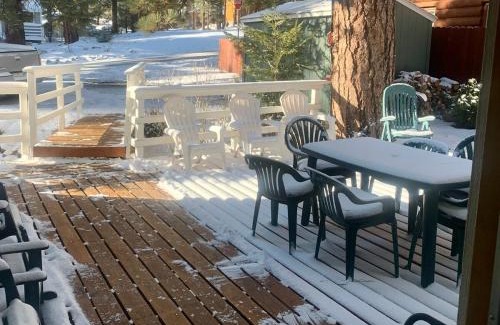Big Bear Chalet De Esquí | Spacious cozy chalet huge deck over seasonal creek