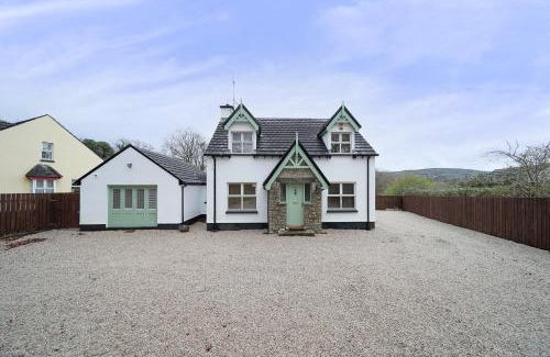 Rathmullan Casa | Spacious Coastal Accommodation with Games Room - Sleeps 10