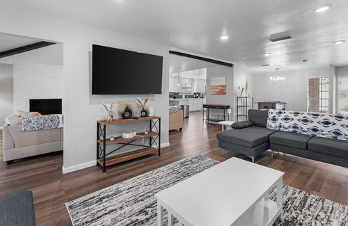 South Side Casa | 🏝️ Spacious Coastal Getaway | Sleeps 16 | SouthSide This 4BR, 2BA home is perfect for large families & groups, just a quick drive to Whitecap Beach, dining & shopping. Enjoy TWO massive living rooms, a fully stocked kitchen, & spacious dinin