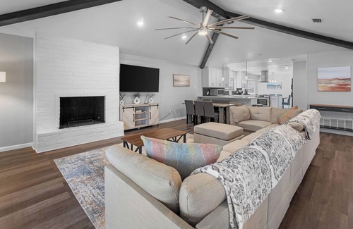 South Side Casa | 🏝️ Spacious Coastal Getaway | Sleeps 16 | SouthSide This 4BR, 2BA home is perfect for large families & groups, just a quick drive to Whitecap Beach, dining & shopping. Enjoy TWO massive living rooms, a fully stocked kitchen, & spacious dinin