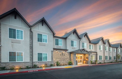 Half Moon Bay Casa | Spacious Coastal Retreat at Aristocrat Hotel - Free Parking and Breakfast!
