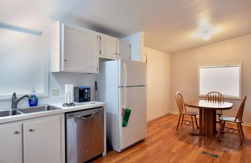 Pahrump Apartamento | Spacious Comfort in Charming Pahrump: Enjoy Our Tranquil Studio with AC!