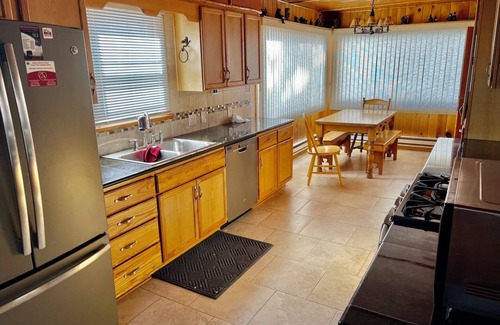 Last Chance Cabina | Spacious comfortable cabin, 33 Miles to Yellowstone, Wi/Fi, Fire Pit, Hot Tub 🦬