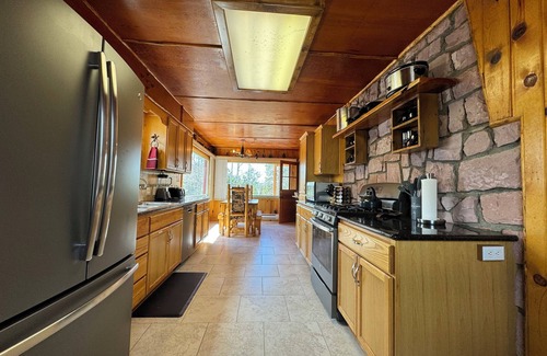 Last Chance Cabina | Spacious comfortable cabin, 33 Miles to Yellowstone, Wi/Fi, Fire Pit, Hot Tub 🦬