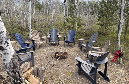 Last Chance Cabina | Spacious comfortable cabin, 33 Miles to Yellowstone, Wi/Fi, Fire Pit, Hot Tub 🦬