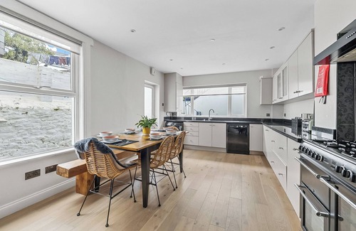 Plymouth Casa | Spacious Comfortable 4 Bedroom House Close to City Centre, Barbican, Hoe & Moors