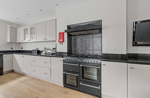 Plymouth Casa | Spacious Comfortable 4 Bedroom House Close to City Centre, Barbican, Hoe & Moors