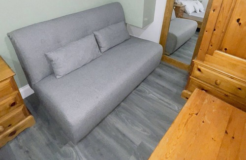 Loxford Apartamento | Spacious, Comfortable Studio