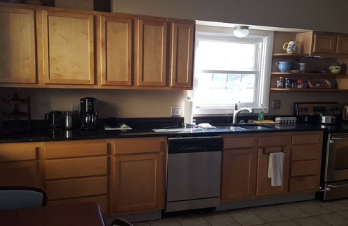 Edgewood Condominio | Amplio condominio en Cranston / Providence Line - 2 habitaciones