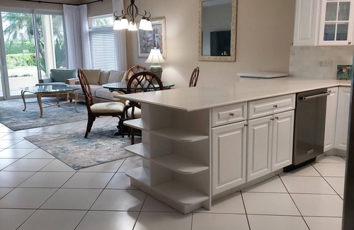 Seven Mile Beach Condominio | Spacious Condo, Newly decorated, Just Walk Out the Door onto 7 Mile Beach
