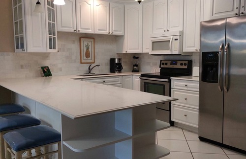 Seven Mile Beach Condominio | Spacious Condo, Newly decorated, Just Walk Out the Door onto 7 Mile Beach