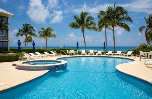 Seven Mile Beach Condominio | Spacious Condo, Newly decorated, Just Walk Out the Door onto 7 Mile Beach