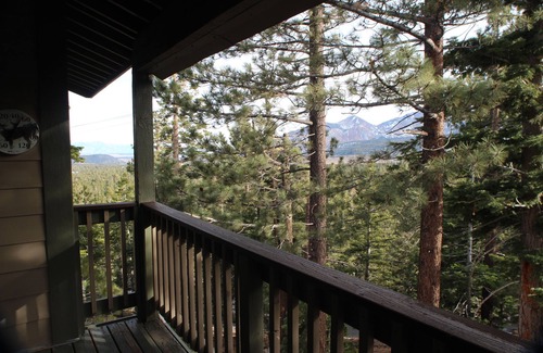 Mammoth Lakes Cabina | Spacious condo w/ large loft , Minutes from Canyon Lodge & Village