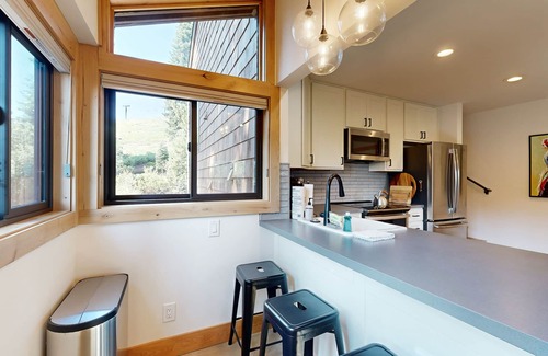 Truckee Condominio | Amplio condominio w / bañera de hidromasaje compartida, sauna, piscina y mucho más!
