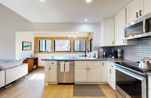 Truckee Condominio | Amplio condominio w / bañera de hidromasaje compartida, sauna, piscina y mucho más!